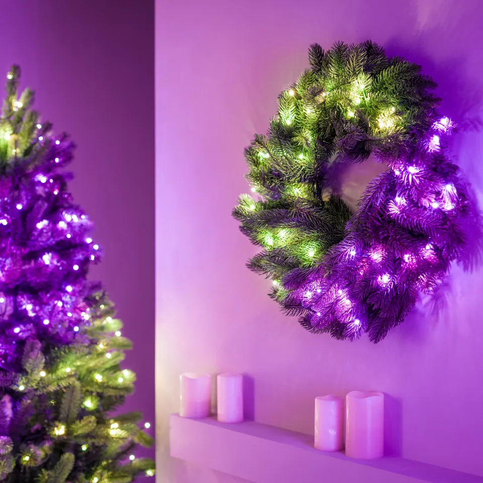 twinkly-pre-lit-wreath-smart-led-weihnachtskranz-indoor-app-steuerung-16-mio-far image 1