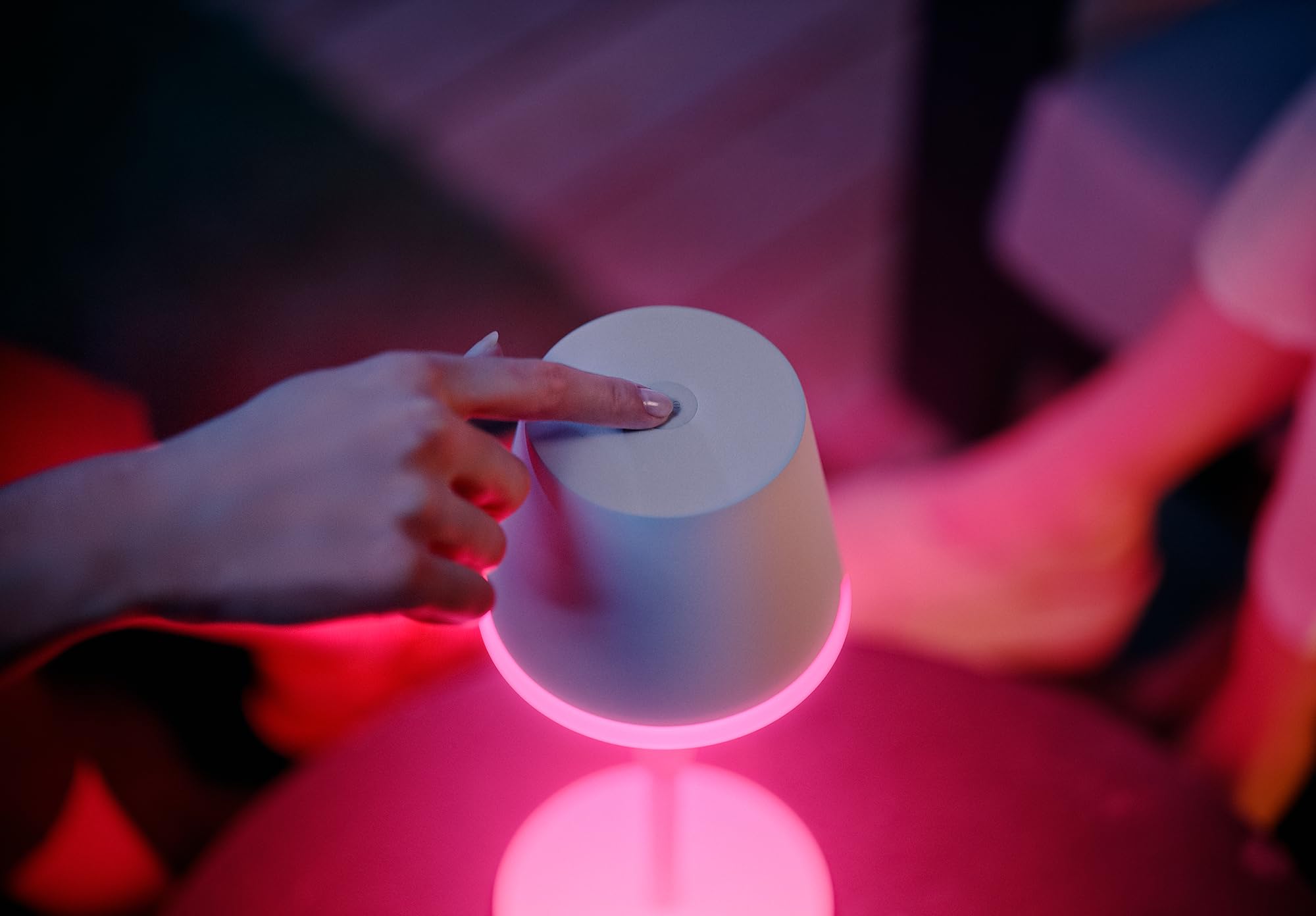 philips-hue-go-white-color-ambiance-tragbare-tischleuchte-530-lm-akku-bis-48h-ip image 3