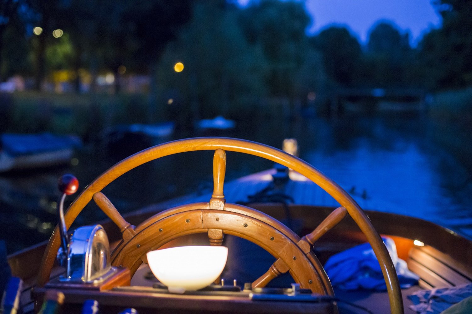 philips-hue-go-tischleuchte-tragbare-kabellose-led-leuchte-dimmbar-16-mio-farben image 7
