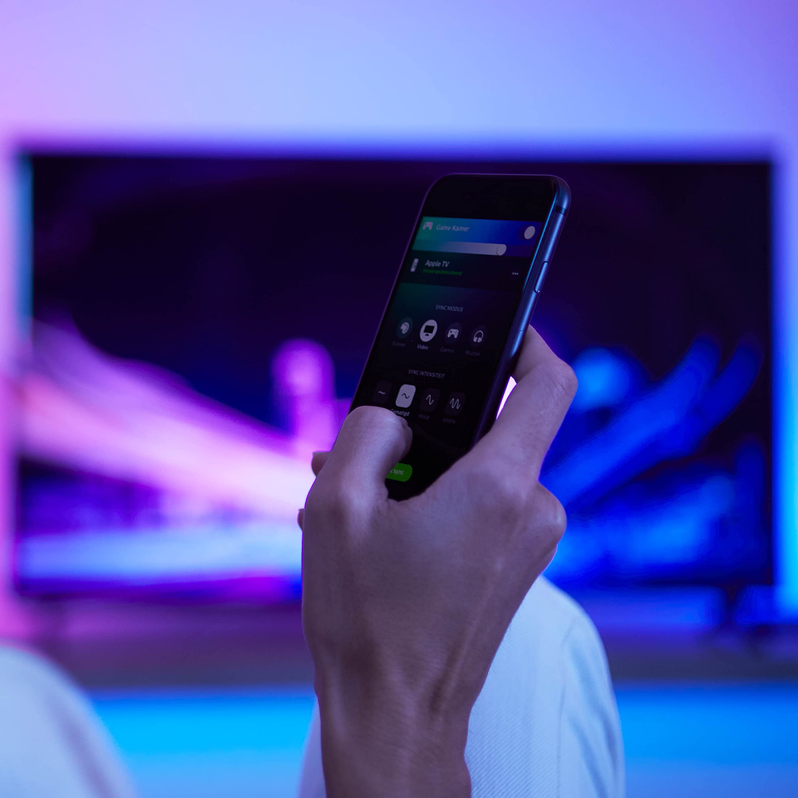 philips-hue-entertainment-erlebnispaket-f-r-65-zoll-bildschirme-sync-box-8k-grad image 8