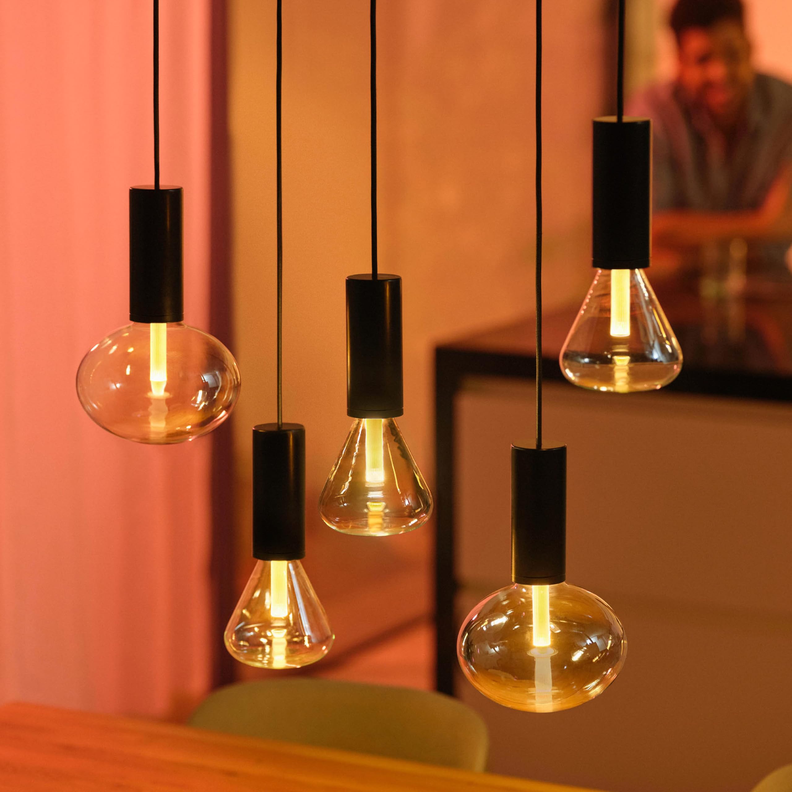 philips-hue-lightguide-h-ngelampe-globe-g125-schwarz-e27-white-and-color-ambianc image 6