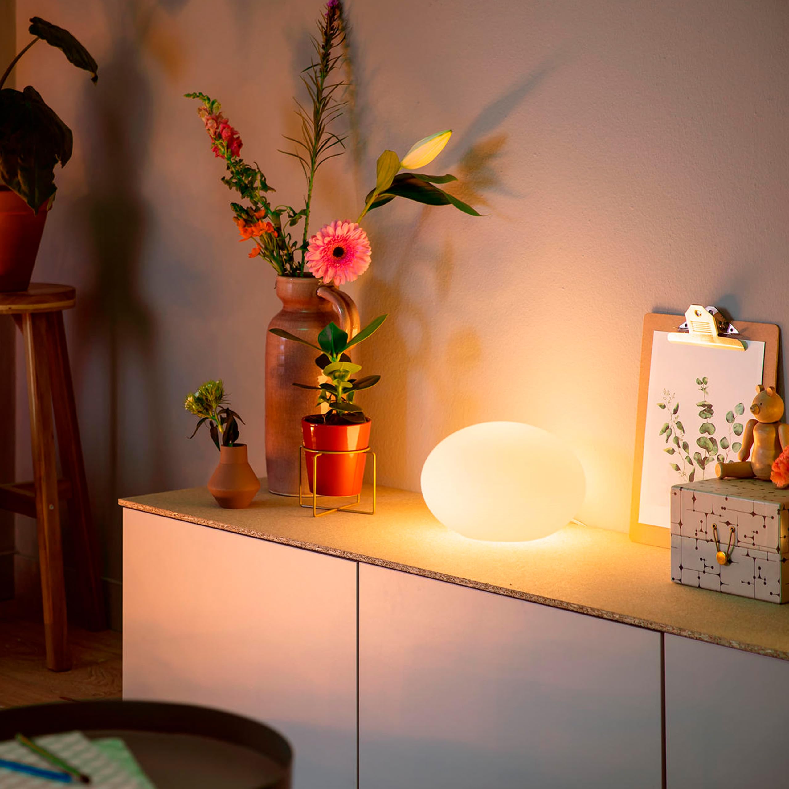 philips-hue-flourish-tischleuchte-neue-generation-dimmbar-wei-es-und-farbiges-li image 2