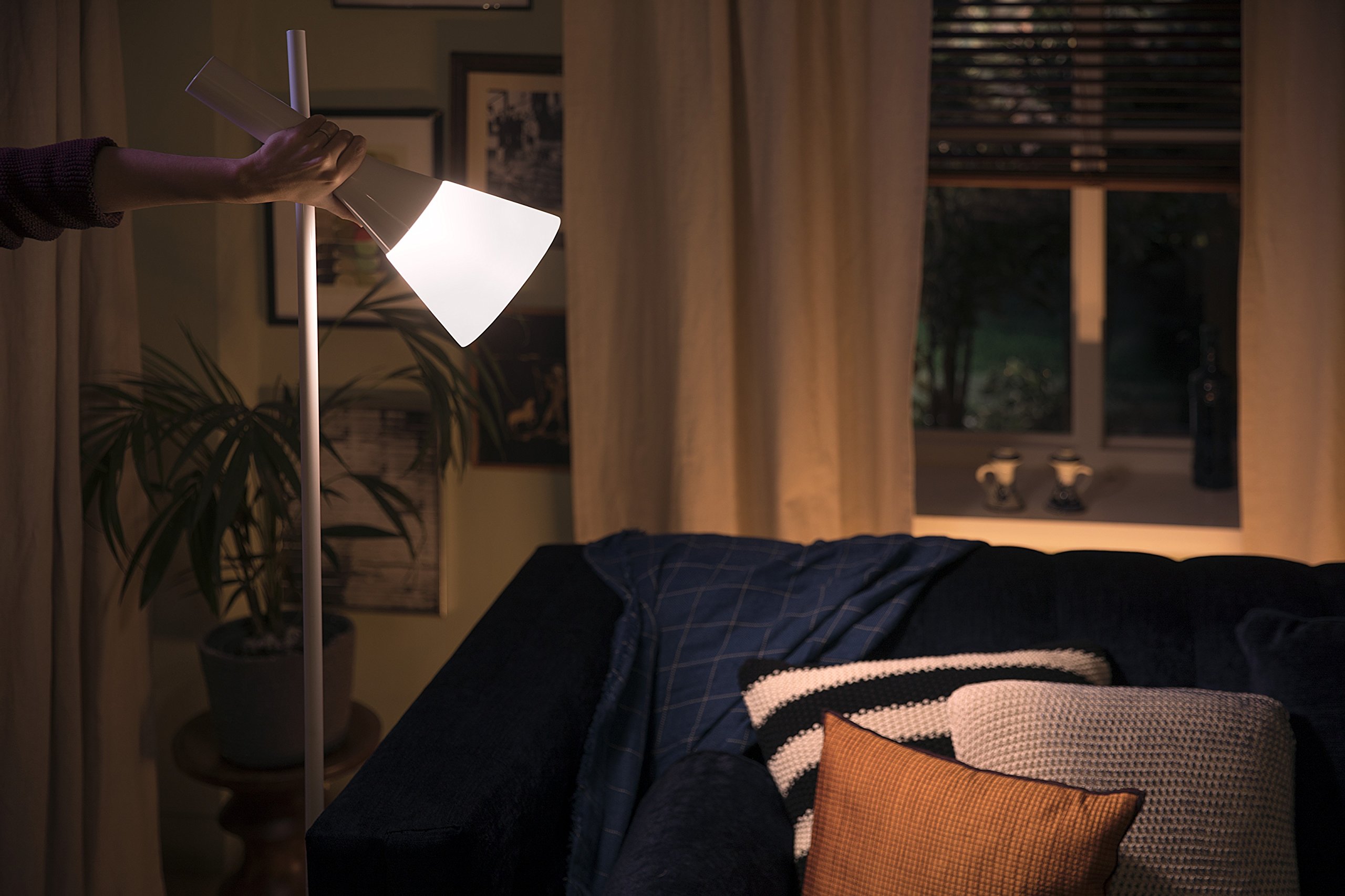 philips-hue-white-ambiance-stehleuchte-explore-wei-dimmbar-alle-wei-schattierung image 4