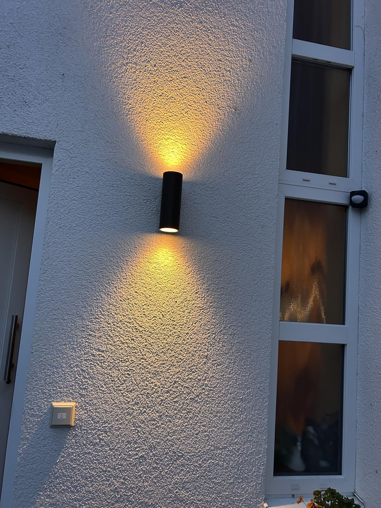 Unser Eingang leuchtet jetzt in Farben
