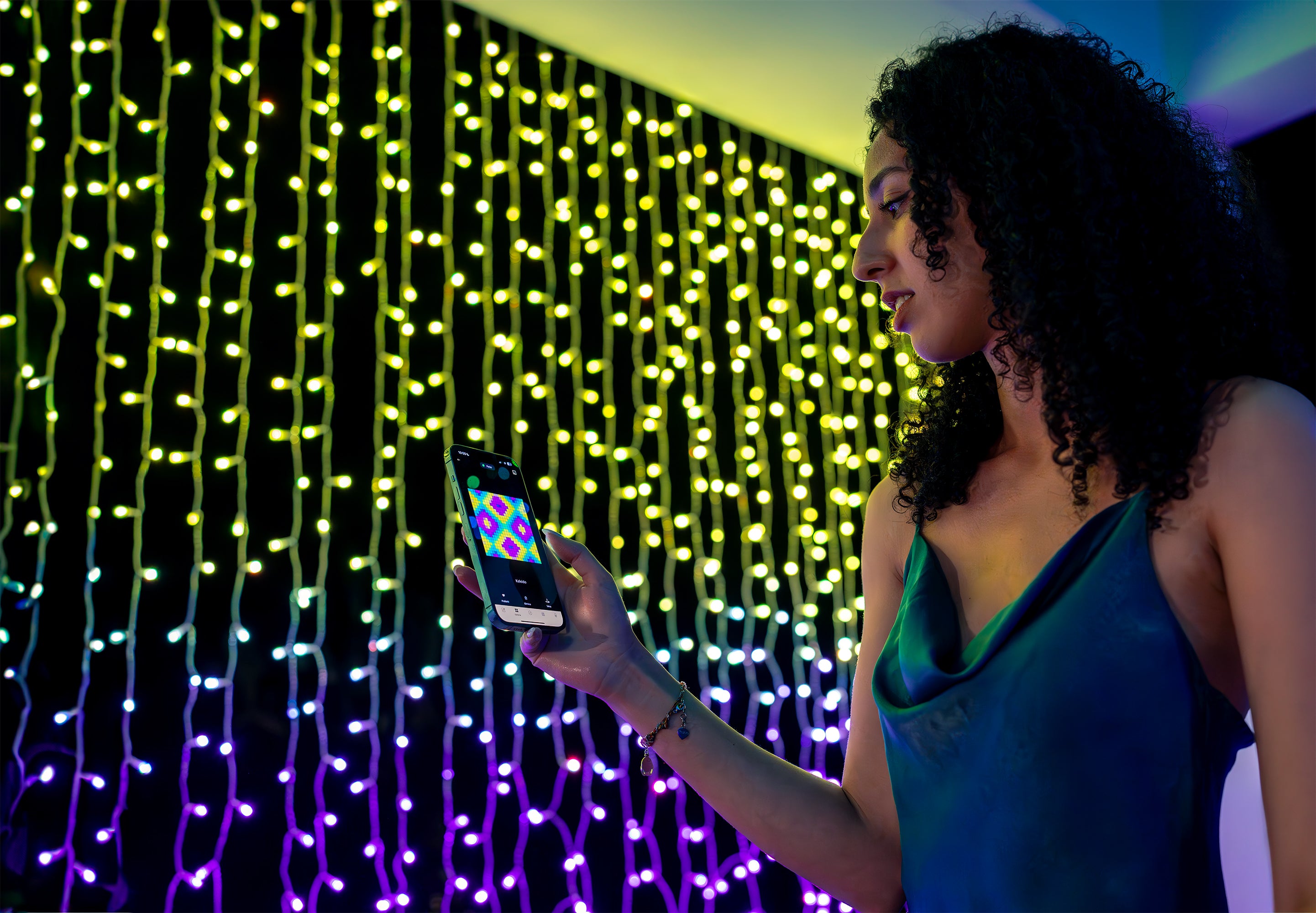 twinkly-curtain-app-gesteuerte-led-lichtervorhang-mit-dynamischen-bildschirm-eff image 2