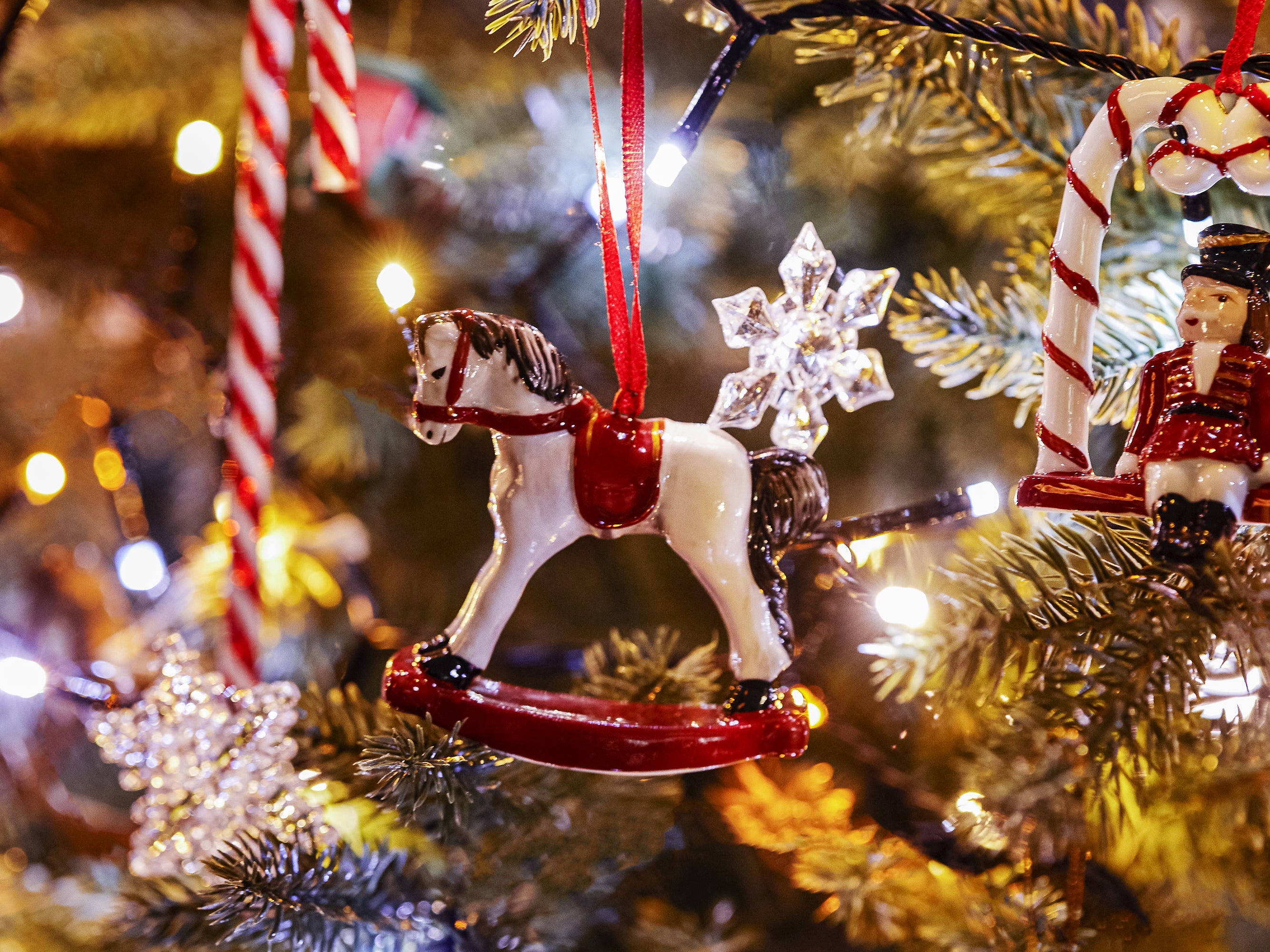 twinkly-strings-gold-silver-app-gesteuerte-led-lichterkette-in-wei-t-nen-von-sil image 3